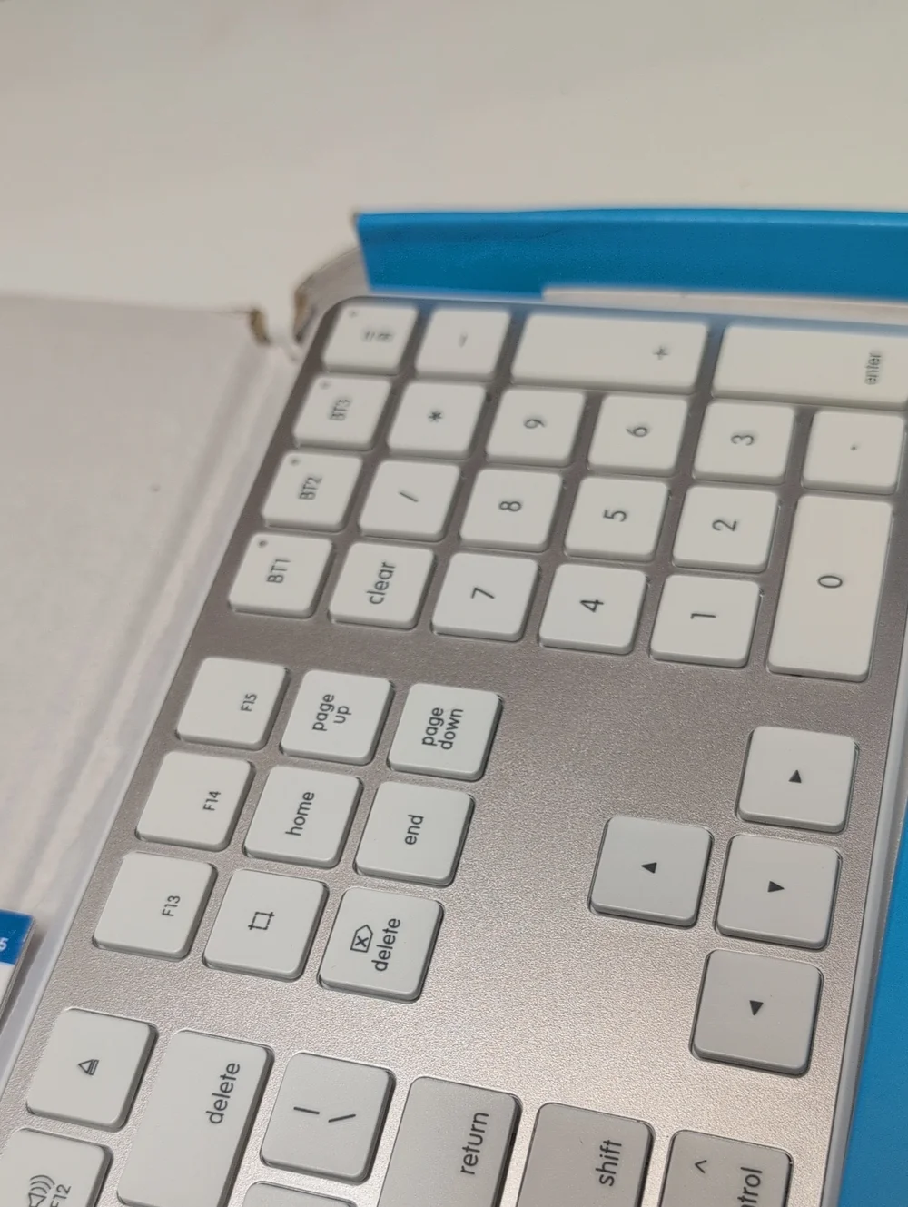 OMOTON Wireless/ Rechargeable Keyboard — White Finish     (95)